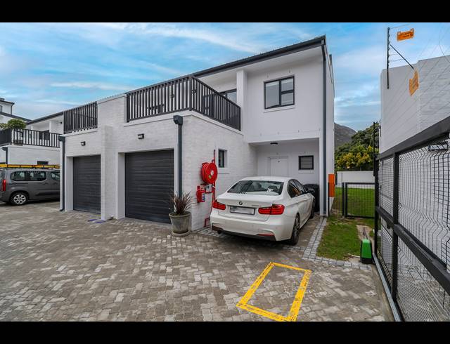 3 BEDROOM TOWNHOUSE TO LET IN HOUT BAY CENTRAL